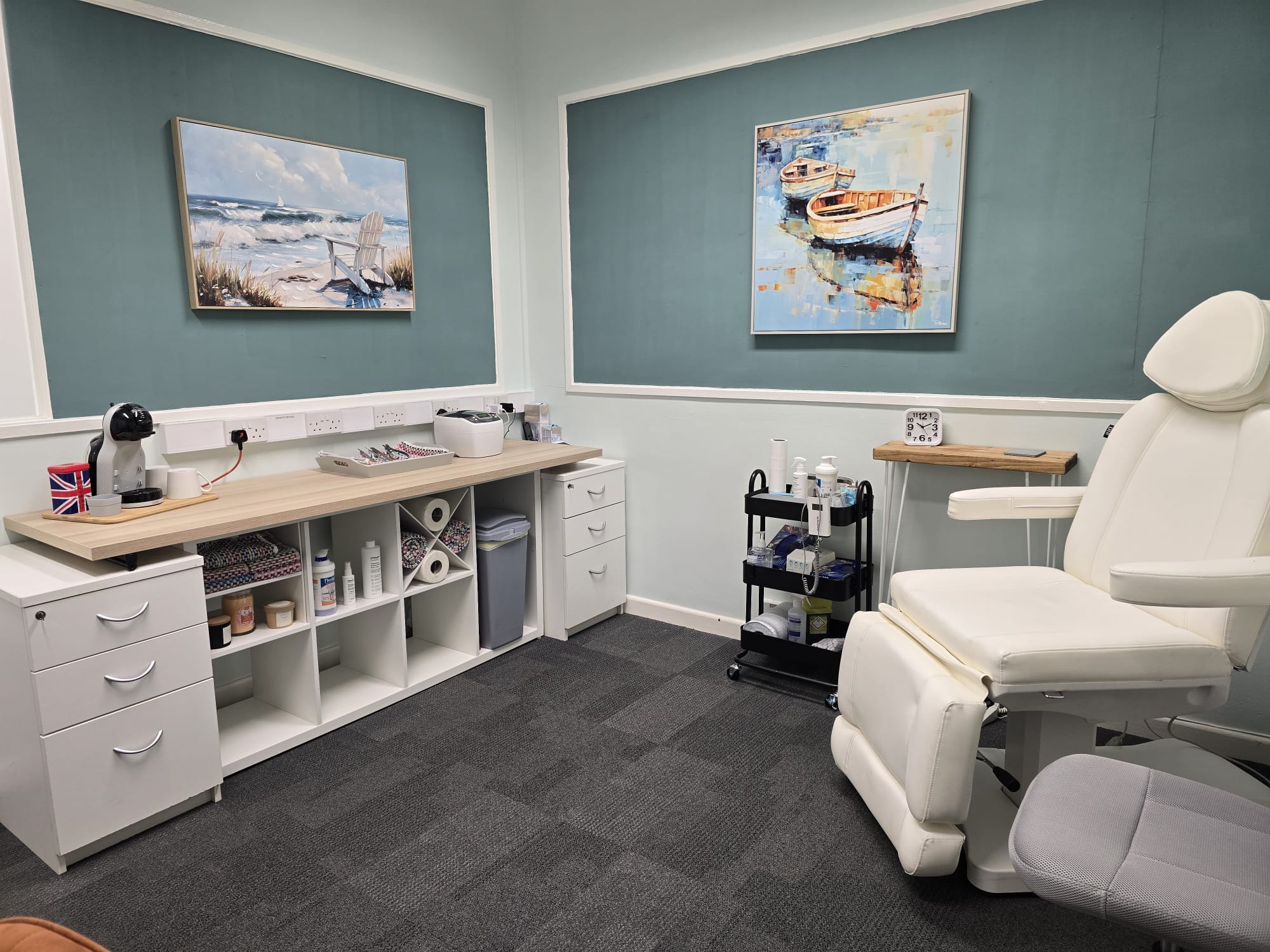 Heel 2 Toes Quedgeley clinic treatment room with equipment